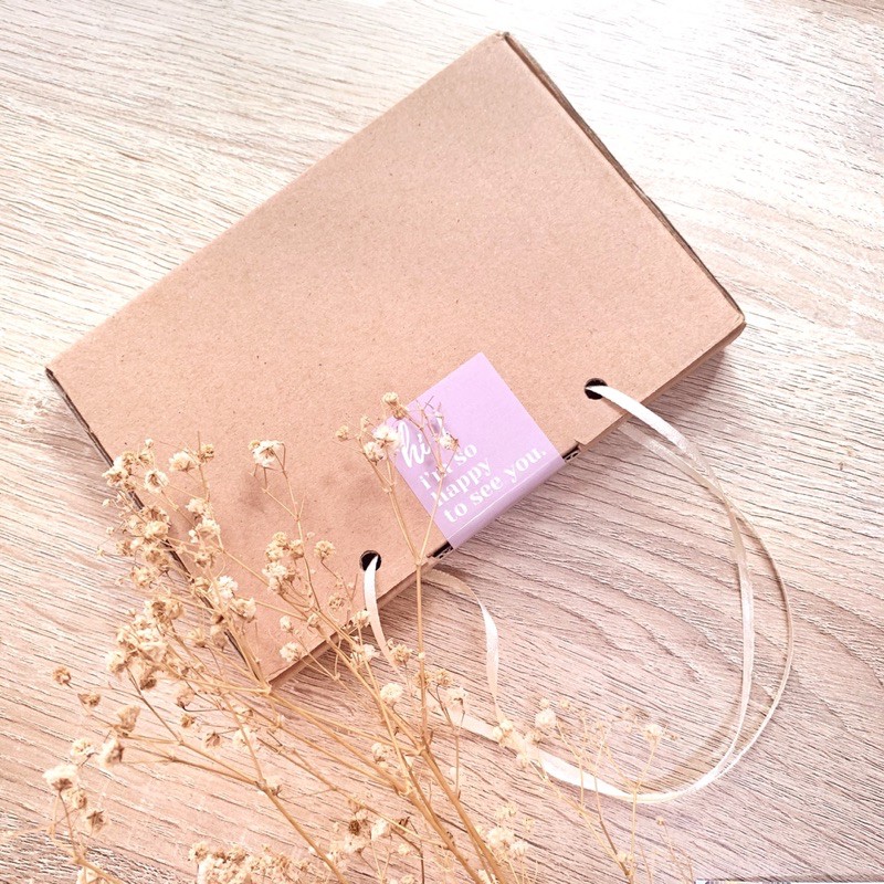 

MINI HAMPERS LEBARAN RAMADHAN “AISHA” (isi masker dan strap free box dan handle pita)