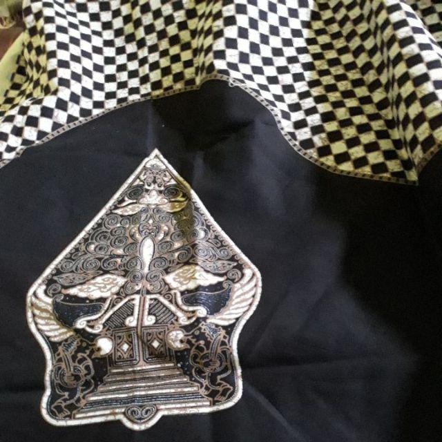 Kain Batik Solo (lawasan) Motif Gunungan Wayang Catur Warna Abu-abu Tua