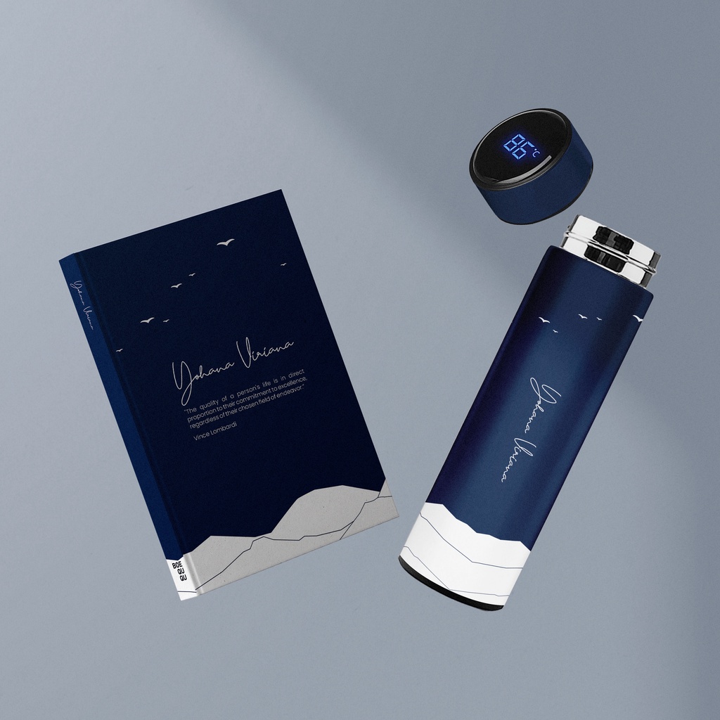 

Royal Set Paket Kado Hadiah / White Hills / Custom Notebook A5 / Thermos LED Printing Grafir UV Print Termos Custom / Hadiah Wisuda / Tumbler Custom Set Dengan Buku / Custom Notebook / Custom Thermos LED / Custom Aesthetic / Hadiah Wisuda / Hampers Natal