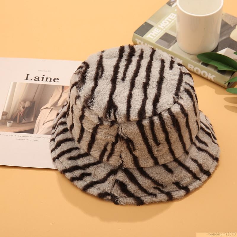 Topi Bucket Motif Zebra Bahan Plush Tebal Hangat Gaya Retro Hongkong Untuk Wanita