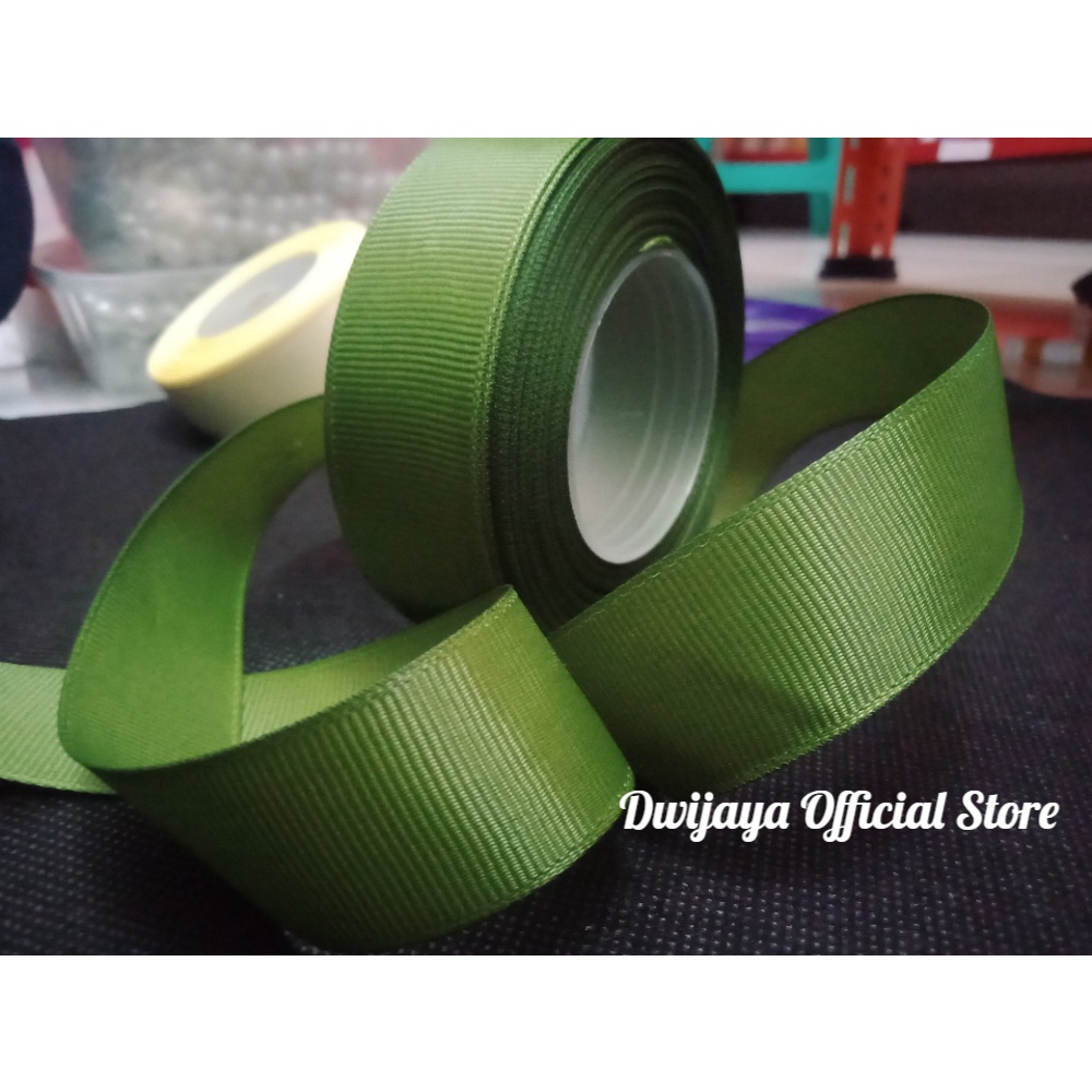 

Pita Grossgrain Hijau Army 1 Inchi / 2,5 cm per Roll