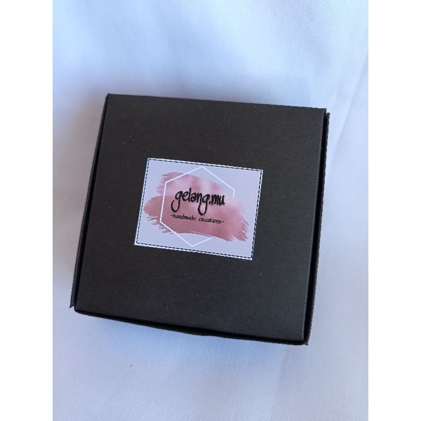 

kotak packing hitam ukuran 8×8×3 cm