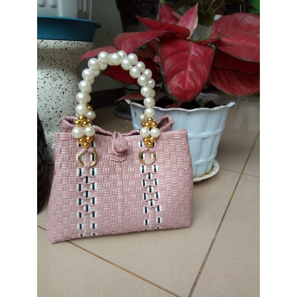 tas anyam jali handle mutiara