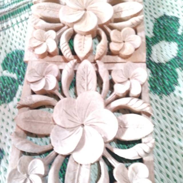 Hiasan dinding ukir kayu