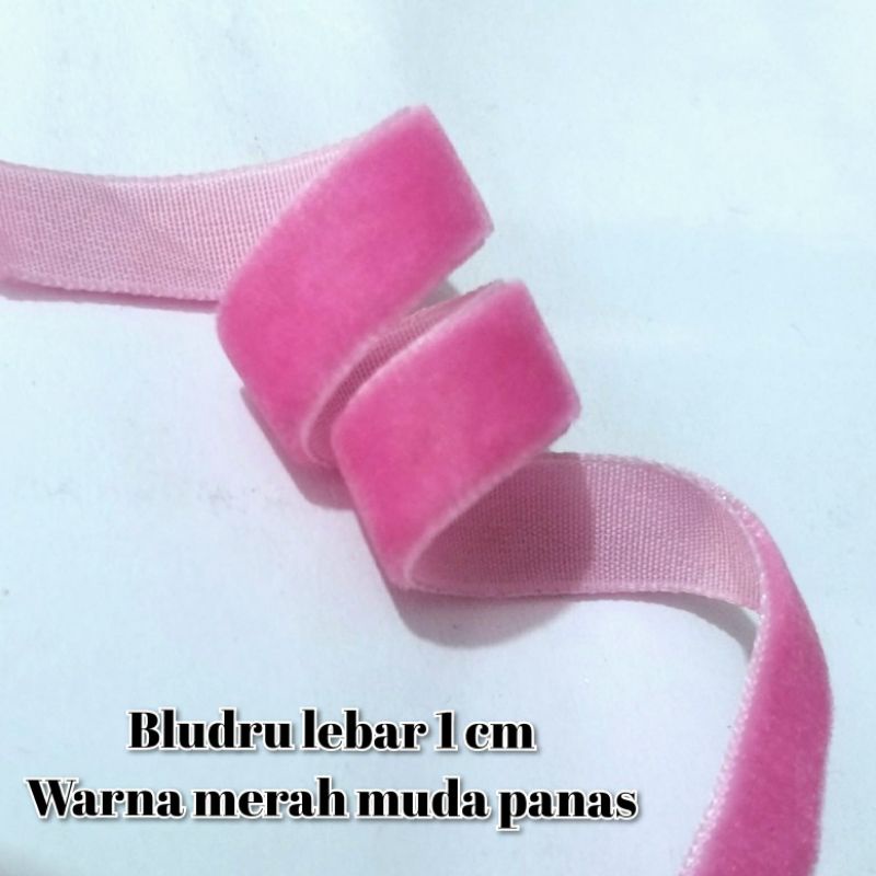 

PER METER PITA BLUDRU LEBAR 1CM WARNA MERAH MUDA PANAS