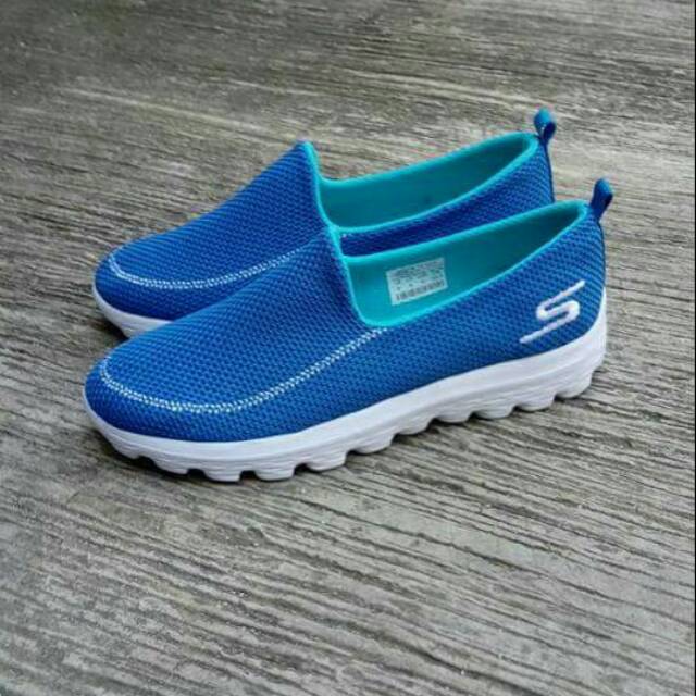 Sepatu slip on skechers