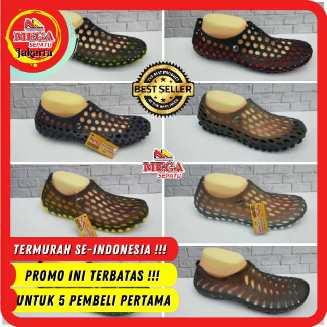Sepatu Karet Pria Slip On Lubang Keren Sepatu Air Outdoor Sepatu Kasual Anti Air Dan Non-Slip