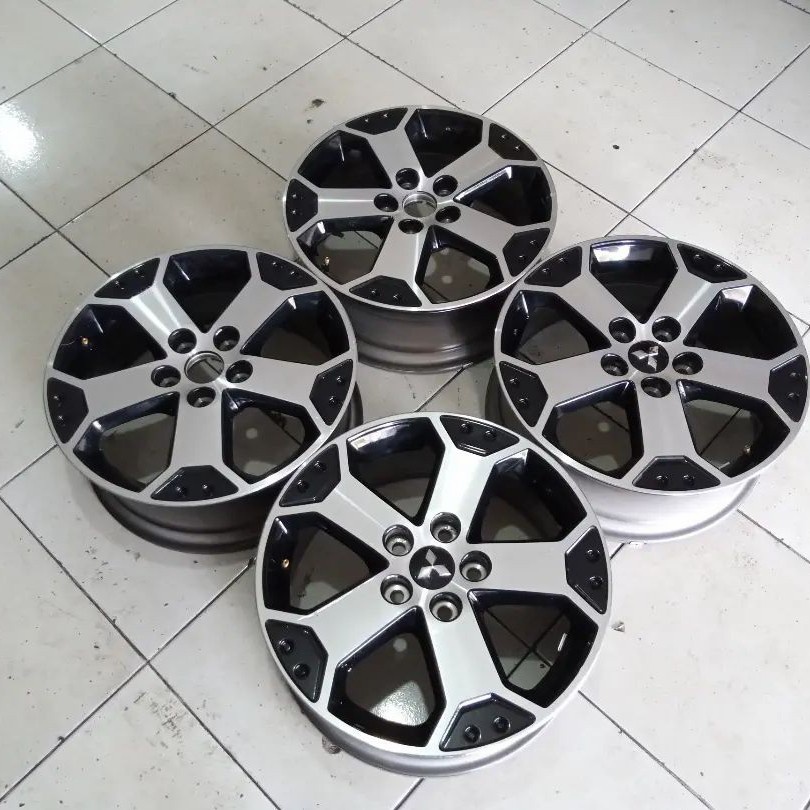 Velg Mobil Second Ring 17 Copotan Oem Xpander Cross Lubang Baut 5
