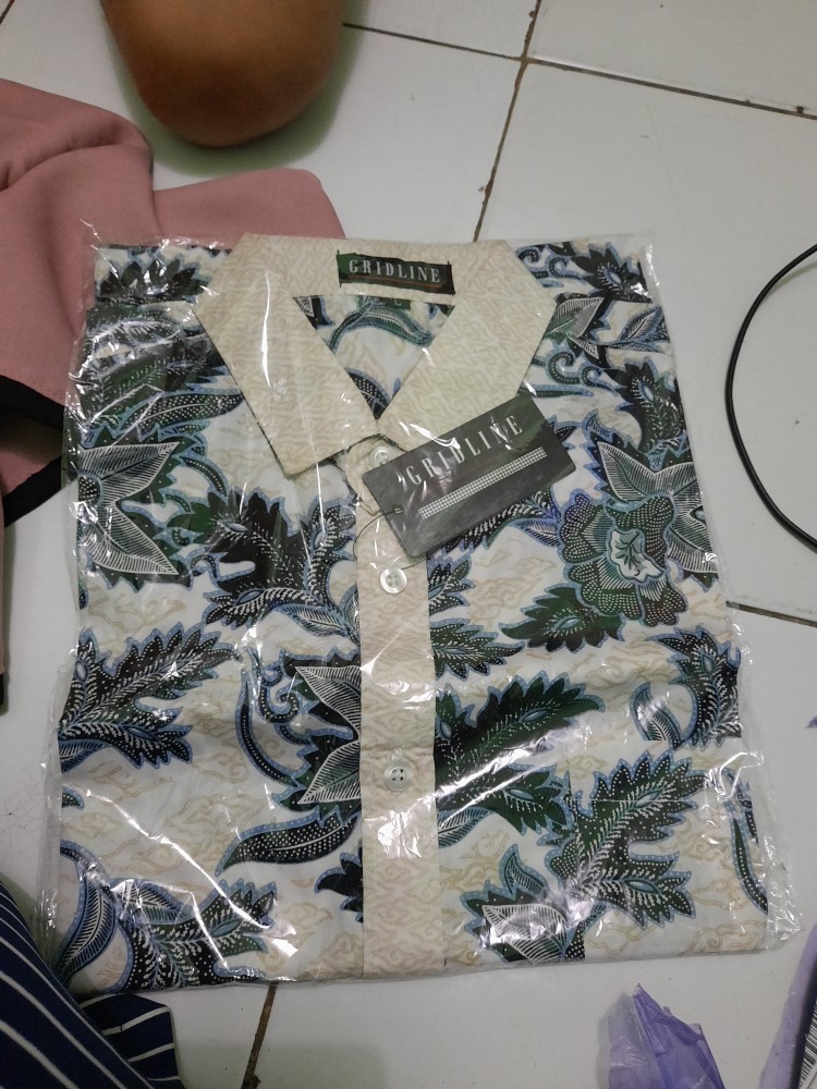 [gridline - R066 Cream Blue] Kemeja Batik Pria Katun Lengan Pendek Regular Krem Biru Pastel Simple