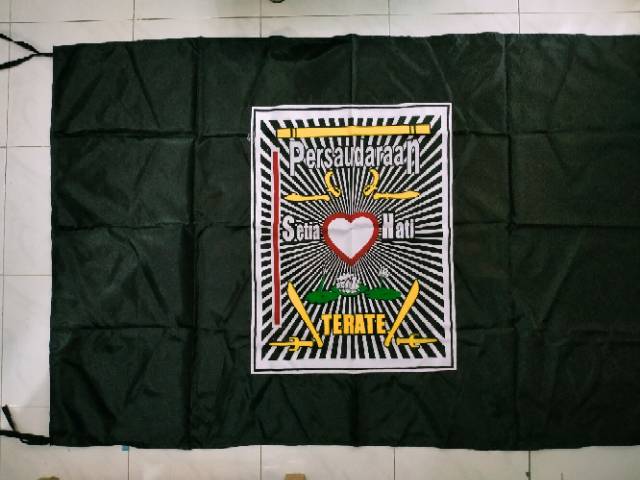 Bendera PSHT ukur 140*100 hitam dan putih tali pengikat kain kuat