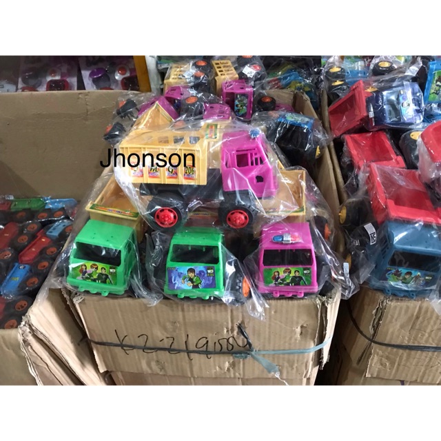 Mainan anak mobil plastik kecil
