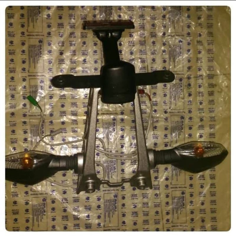lampu sein, braket spakbor belakang dudukan plat nomor dan lampu sen Bajaj 200ns original (1 set len