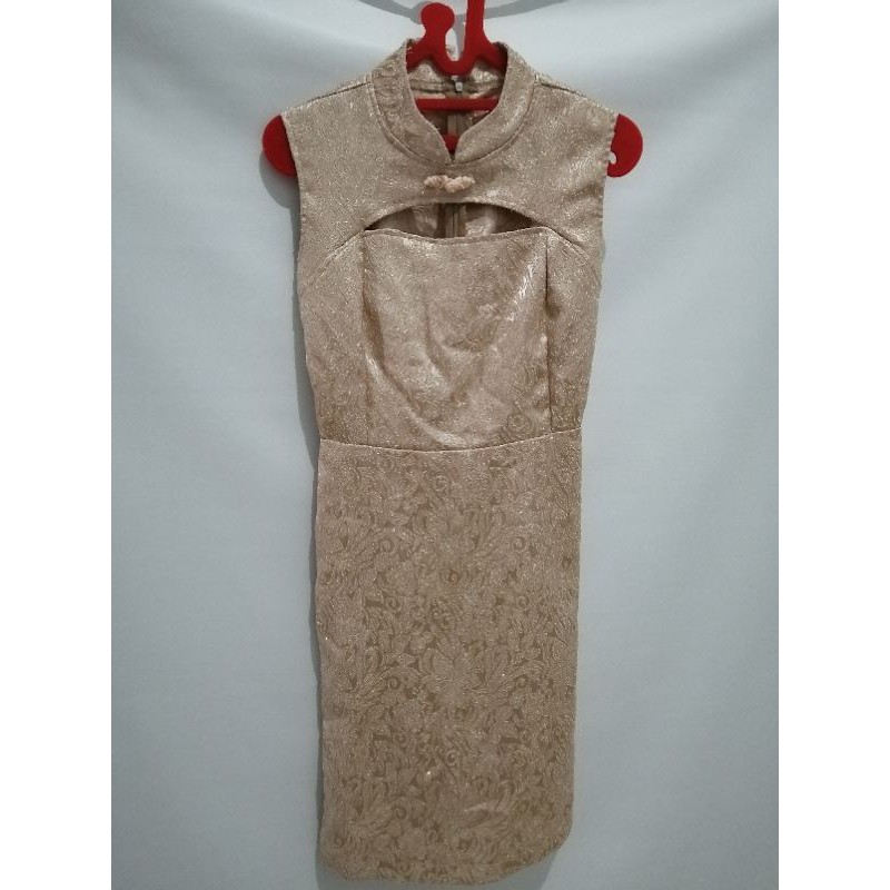 Preloved gaun pesta premium wanita warna gold gaun cheongsam size S hanya pakai sekali