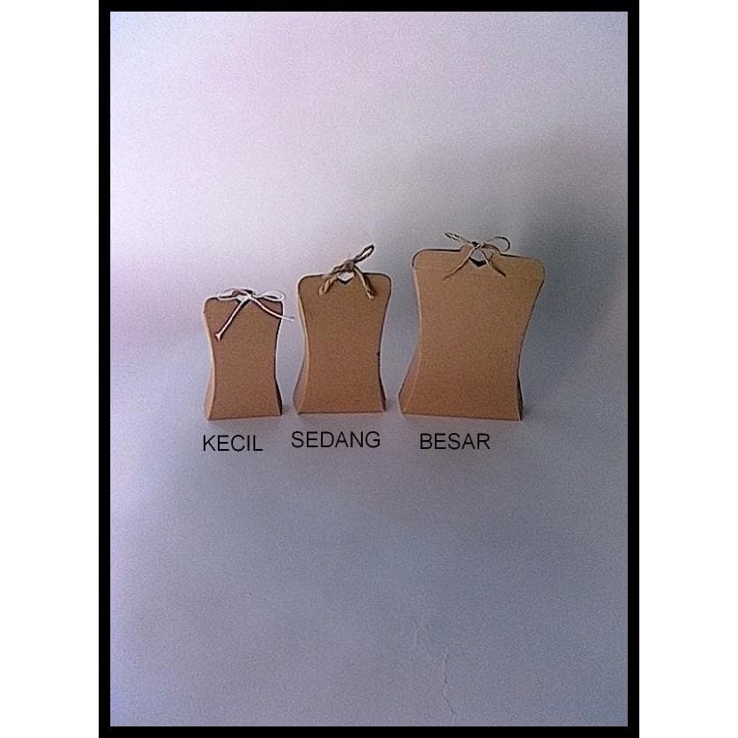 

Jual Jual Standing Pillow Box Sedang (Tanpa Tali) Ukuran 12,5 X 8,5 X 2,3 Cm