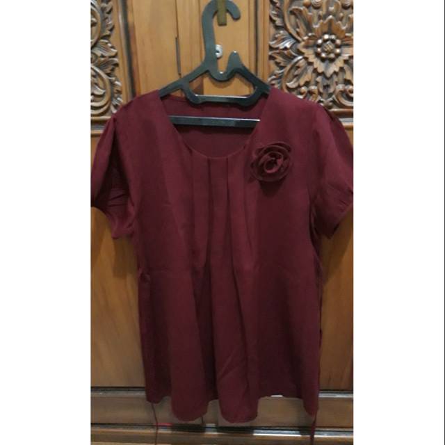 atasan warna merah maroon