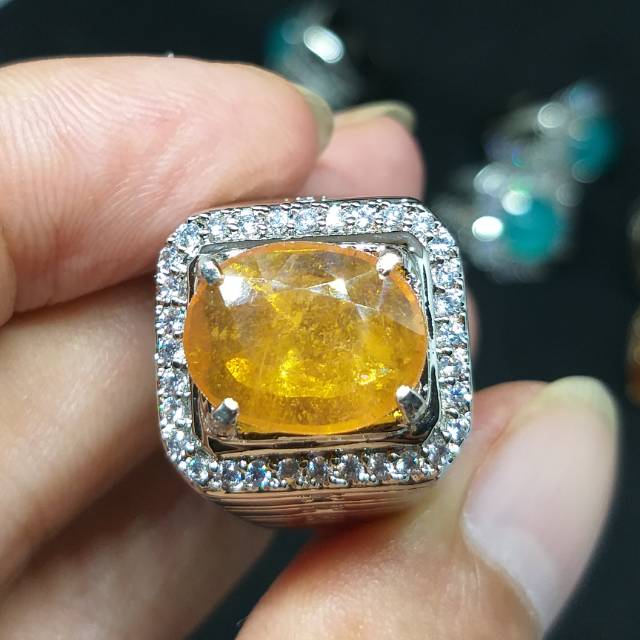 Natural yellow Safire HQ