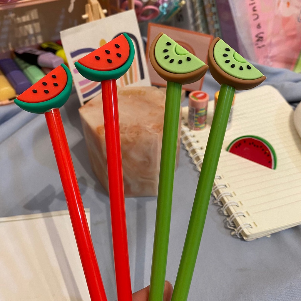

PULPEN KARAKTER SEMANGKA KIWI PENA PEN GEL MURAH UNIK LUCU READY COD GROSIR