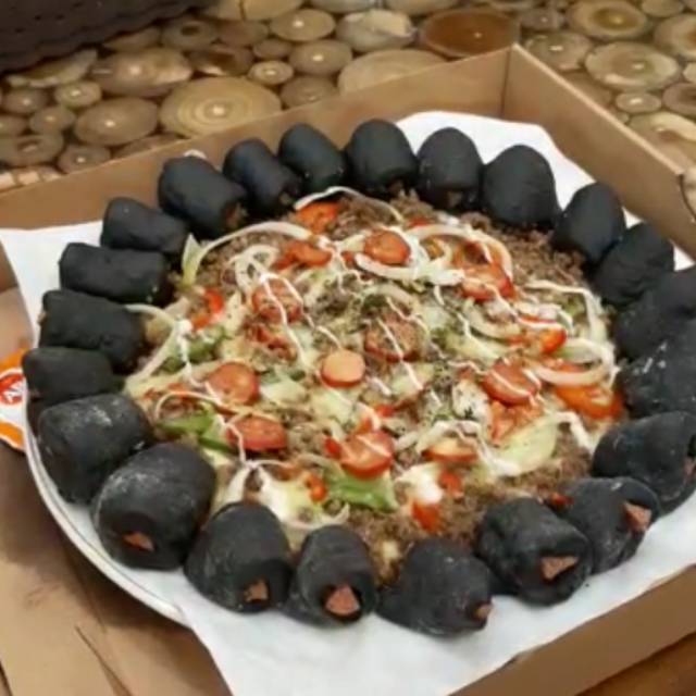 

Black pizza with daging sapi cincang full sosis pinggiran dan dalam