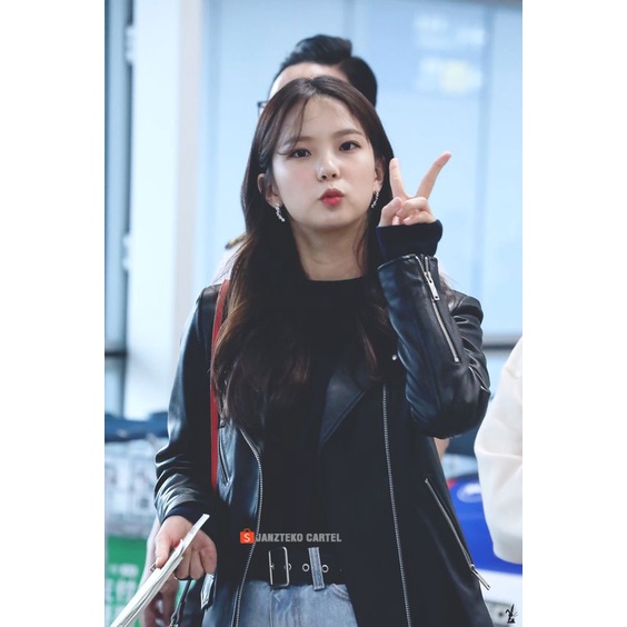 JNK x YUJIN - Jaket Wanita Kulit Sintetis Viena Grade A Custom Semi Rock N Roll Yujin CLC Girls Planet Choi Yu Jin Fashion Atasan Synthetic LeatherJacket Pakaian Baju Cewek Rocker Resleting Zipper Tangan Panjang Hitam Vintage Elegan Retro Etnic OOTD Korea