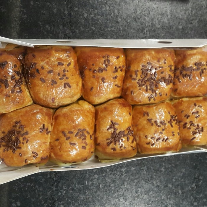 

KERING-KUE- KARTIKA SARI PISANG BOLEN COKLAT KEJU BESAR BOLLEN COKLAT KEJU -KUE-KERING.