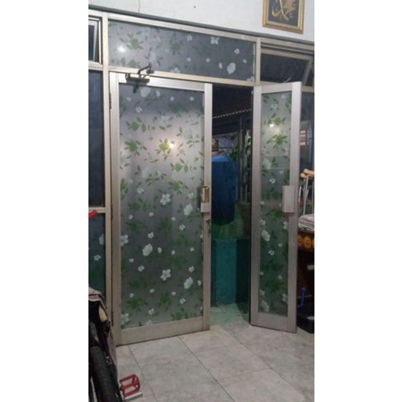 stiker kaca motif daun hijau bunga putih