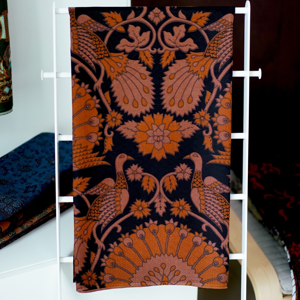 KAIN BATIK PREMIUM Motif Dobby Kembang Merak Warna Hitam Orange Oranye Oren 722939 Cap 72 Jarik Jarit Samping Kebat Panjang Batik Dobby Modern Premium Bahan Seragam Batik Pernikahan Kantor Keluarga Murah Kamen Jadi Batik Bali Lembaran