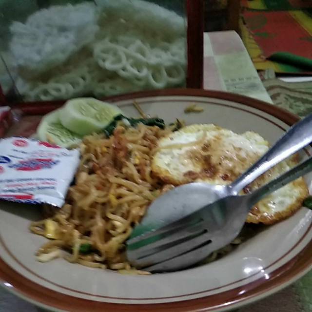 

Mie goreng plus kerupuk