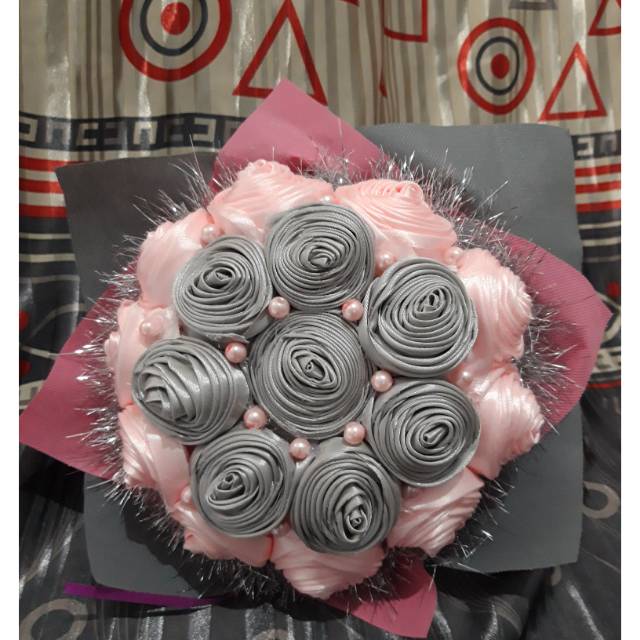 

Buket bunga satin warna pastel