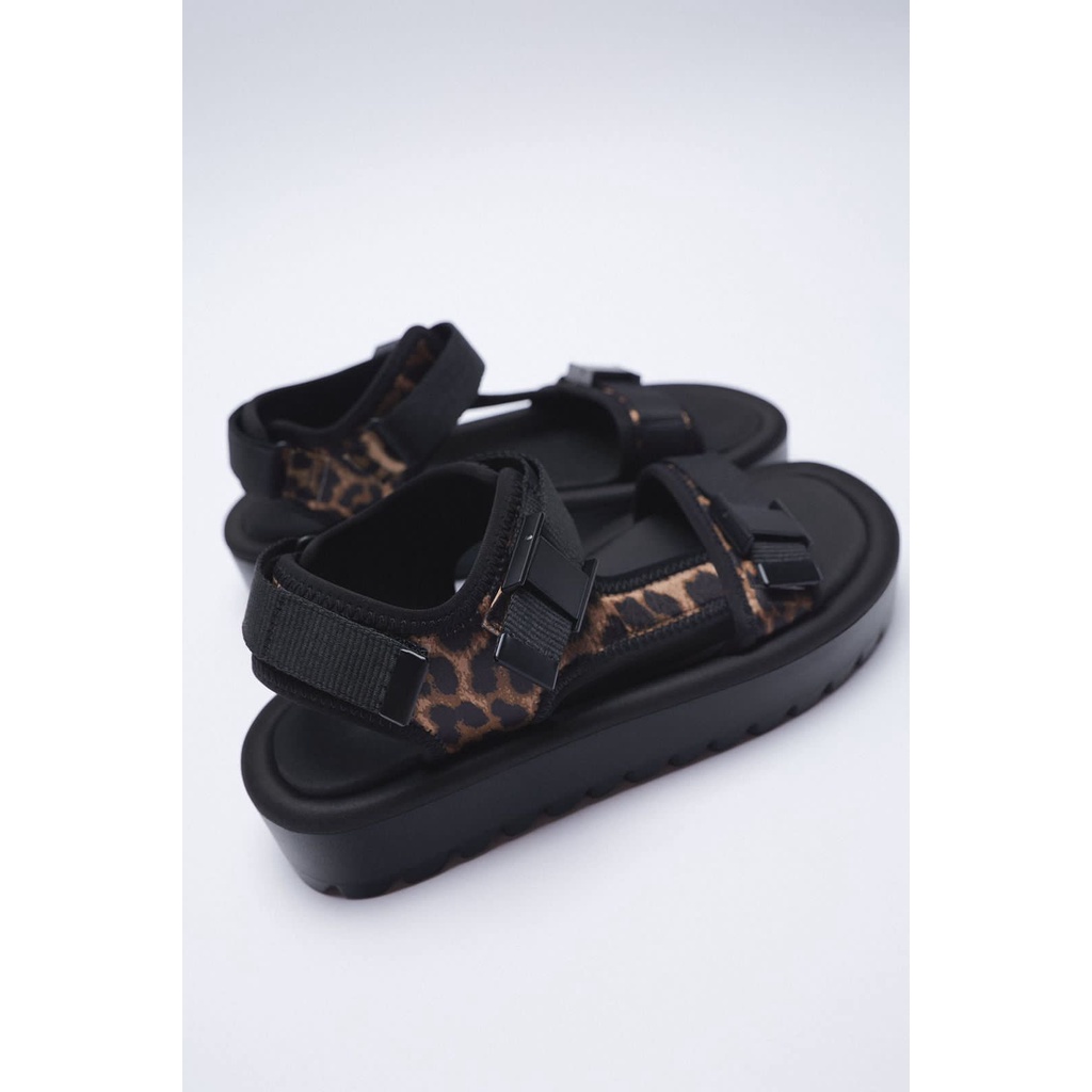 Z** flar sporty sandal with animal print