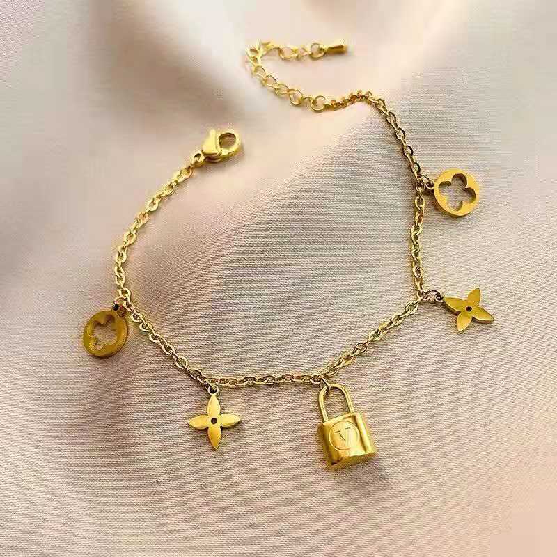 Kalung atau gelang V gembok gold titanium anti karat - ercassia