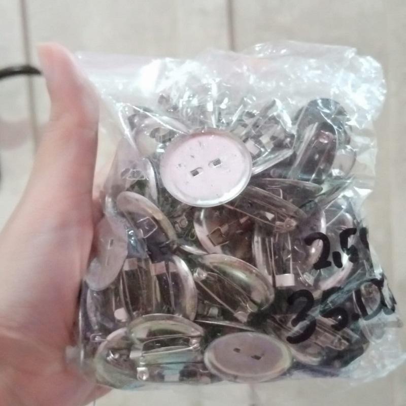 Bahan Pin Bros Ukuran Diameter 2,5cm Satuan 1pcs GROSIR PRAKARYA MALANG Logam Emblem Tusuk Alat Pengait Jahit Penjahit Penguat Penutup Baju Kemeja Celana Hijab Jilbab Mukena Gamis Wanita Pria Tusukan Cantolan Centelan Semat Pin Lencana Kancing Benik