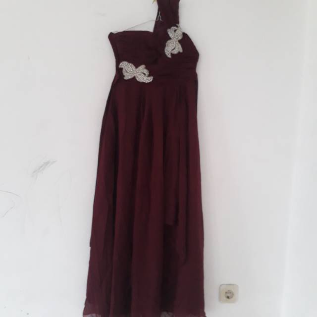 Gaun pesta merah maroon
