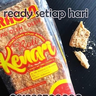 Roti kenari dalam kemasan kertas hitam dengan logo kota Ambon