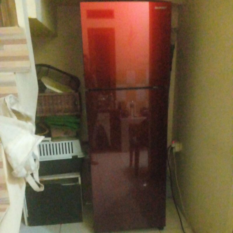 Kulkas Sharp 2 pintu merah