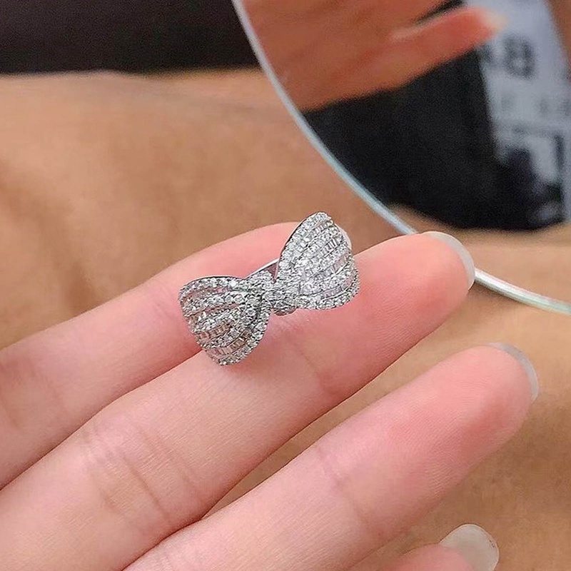 Cincin Pernikahan Desain Pita Hias Cubic Zirconia Warna Putih Gaya Romantis / Simple Untuk Wanita