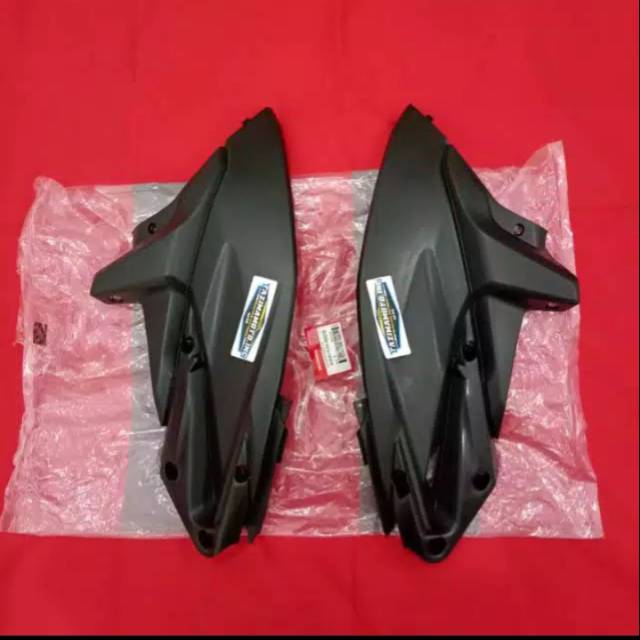 Cover sambungan body bagian samping L-R vario 125 fi old original