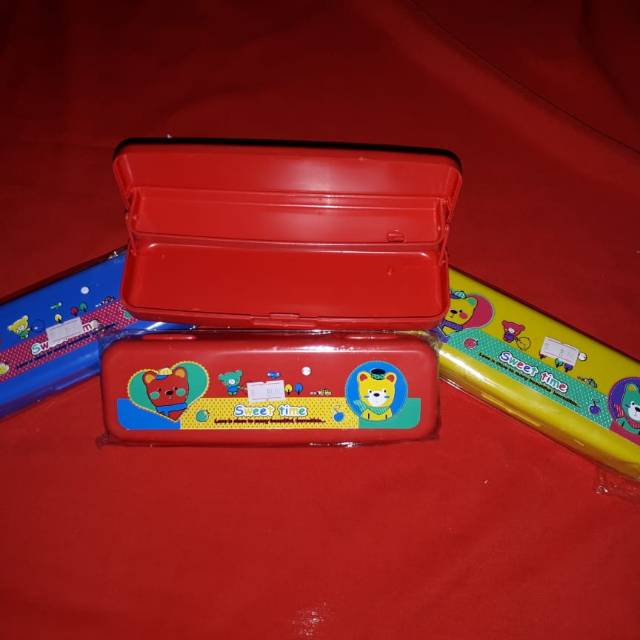

Kotak pensil Tingkat
