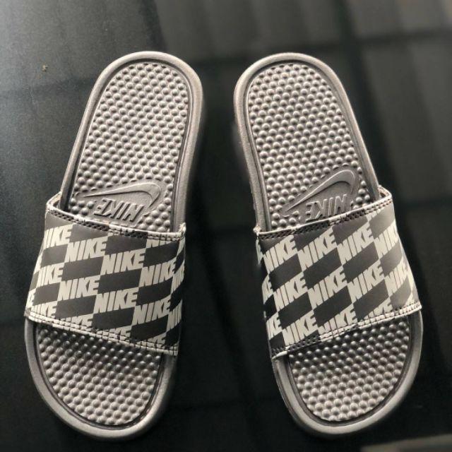 Sandal Nike FLIP FLOP Benassi Grade Ori Vietnam, Sandal Slop PriaNike Benassi, Nike bennasi Slides.-Hitam-abu motif