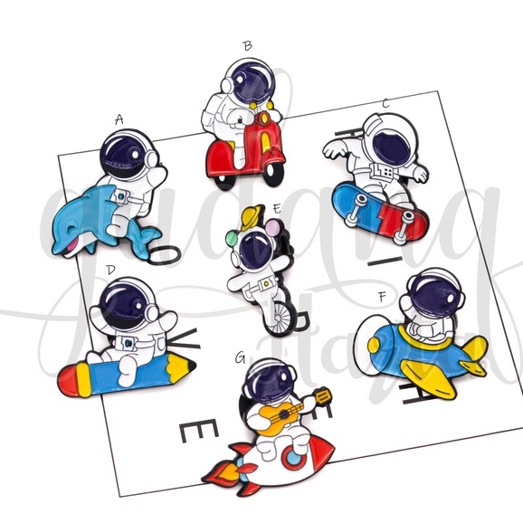 Pin Happy Astronaut Bross Tas Motif Luar Angkasa Robot Astro GH 208838