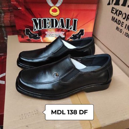 Sepatu kulit pria kantor pantofel sepatu kerja formal tampil lebih keren