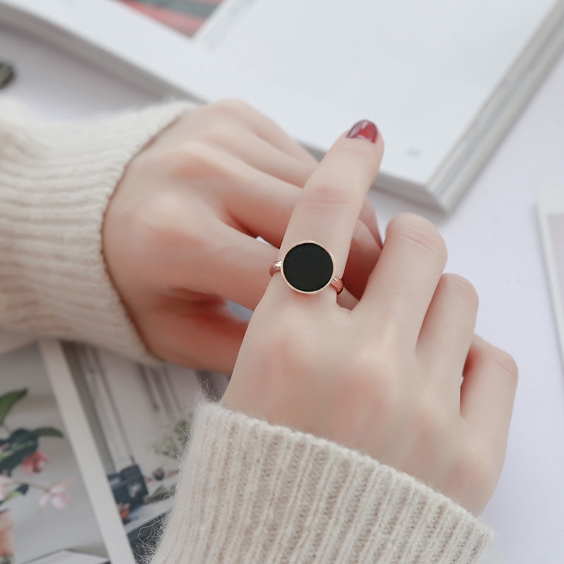 Cincin Titanium Premium Lapis Emas 18K Bentuk Bulat Bahan Warna Hitam Aksesoris Wanita