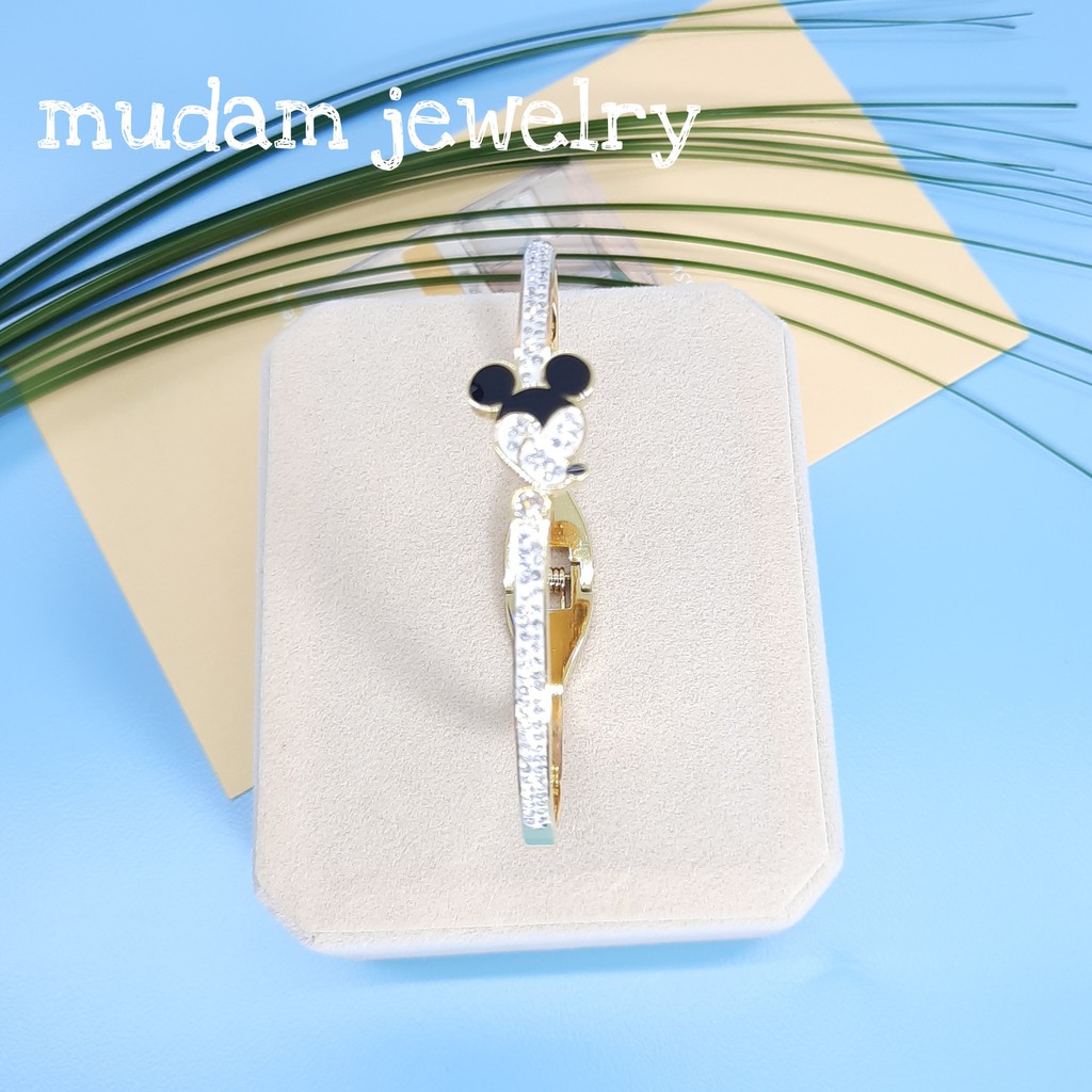 Gelang Bangle Titanium Disain Mickey Dengan Taburan Kristal Warna Gold dan Silver