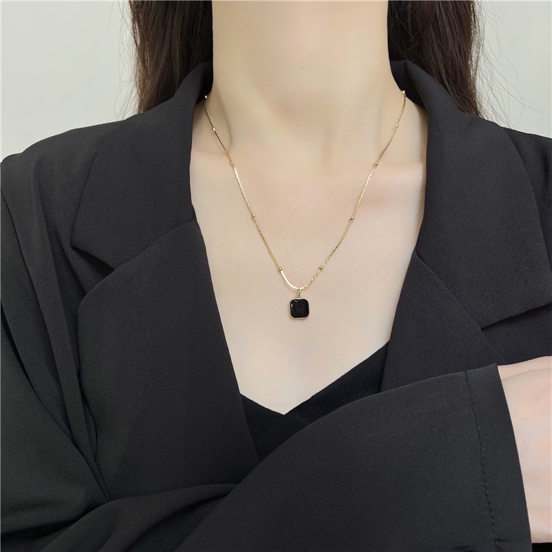 Kalung Rantai Clavicle Simple Dengan Liontin Persegi Warna Hitam Untuk Wanita