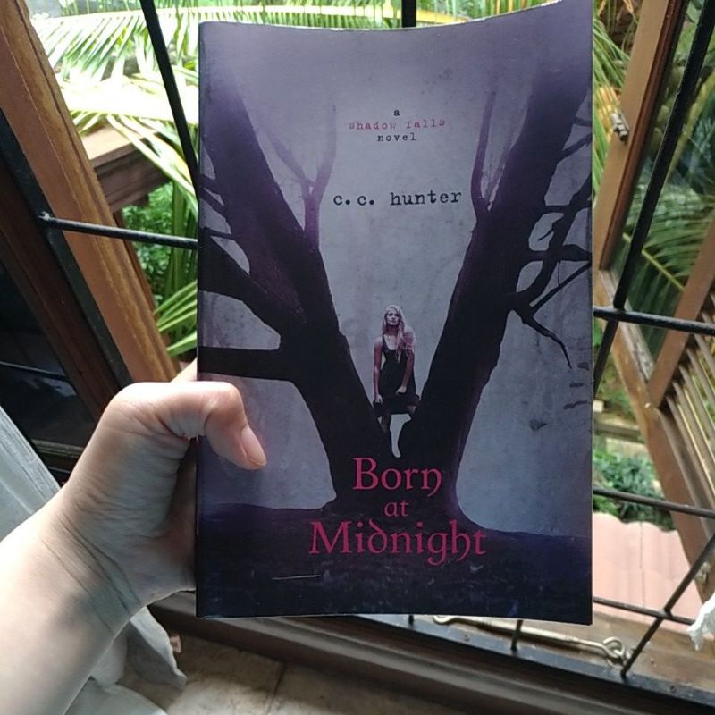 

Preloved Born at Midnight (bahasa inggris)