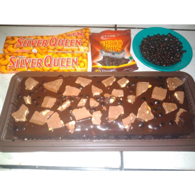 

Brownis siram cokelat topping silverqueen