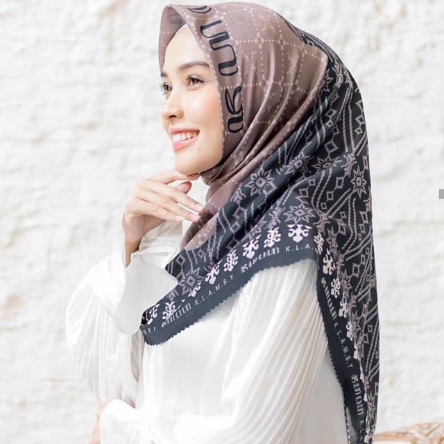 Kanaka scarf bromo wearing klamby