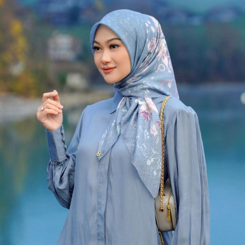 NEW  Buttonscarves Nada Series - Cis