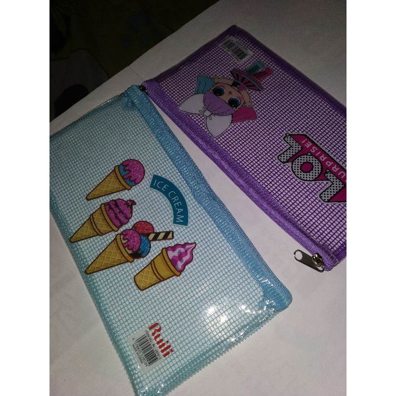 

Kotak Pensil Bening Motif Kartun