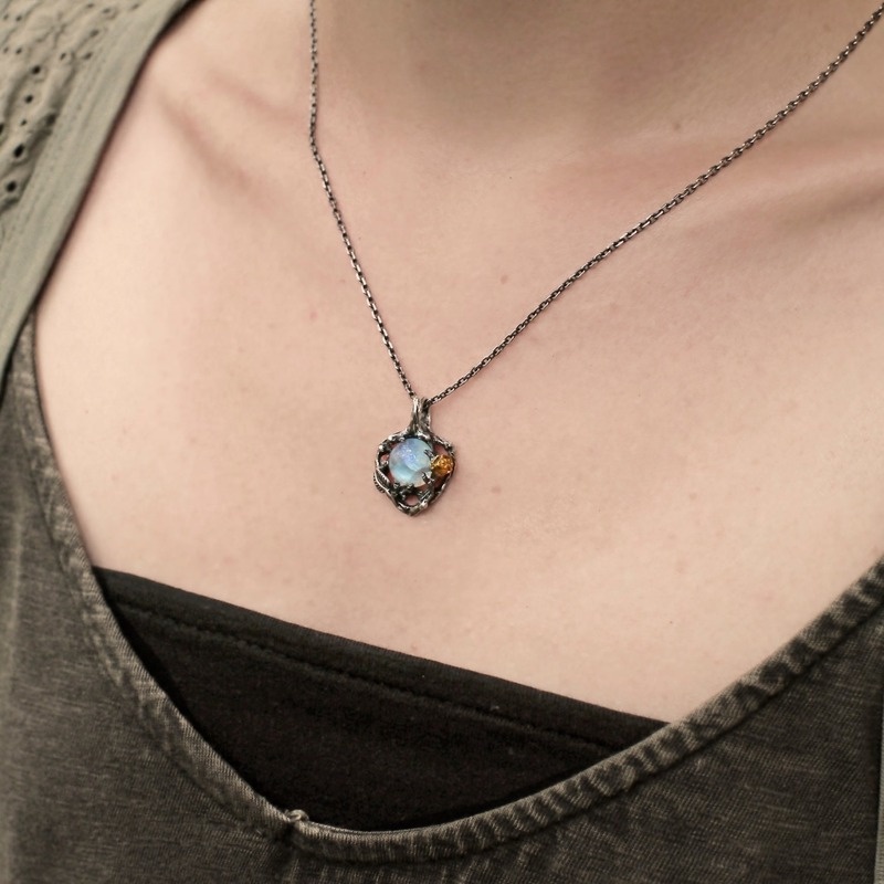 [Ready Stock]Fashion Creative Colorful Synthetic Moonstone Rose Pendant Vintage Leaves Necklace