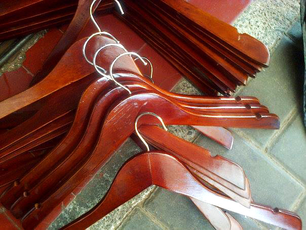 Hanger kayu Dewasa (Wood) Warna Coklat 1 Lusin / Gantungan baju ( isi 12 pcs)